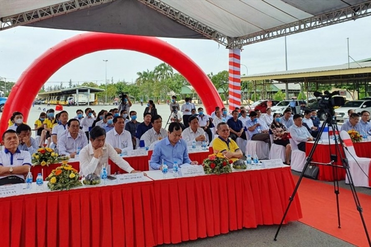 Delegates at the ceremony to mark export of first batch shrimp this year. (photo: lao dong) 